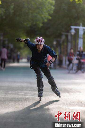 河北衡水75岁“追风老人”玩转轮滑 成该市年龄最大出赛选手