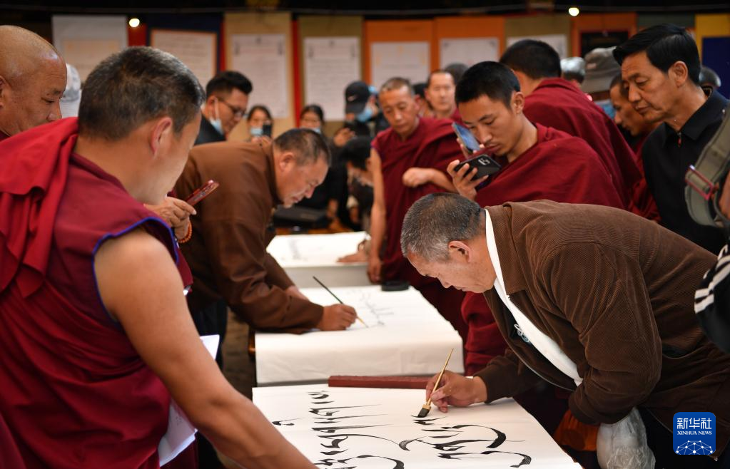 拉萨大昭寺举行第三届藏文书法展