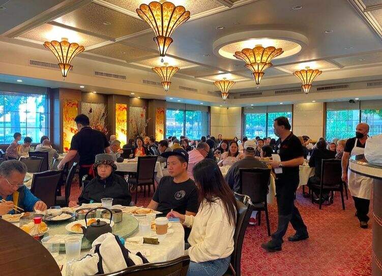 洛杉矶县华人餐厅母亲节生意火爆 有顾客等位一小时