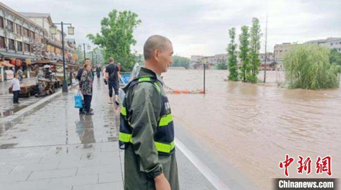 应急人员河边时刻关注洪水上涨情况。　乐山应急供图