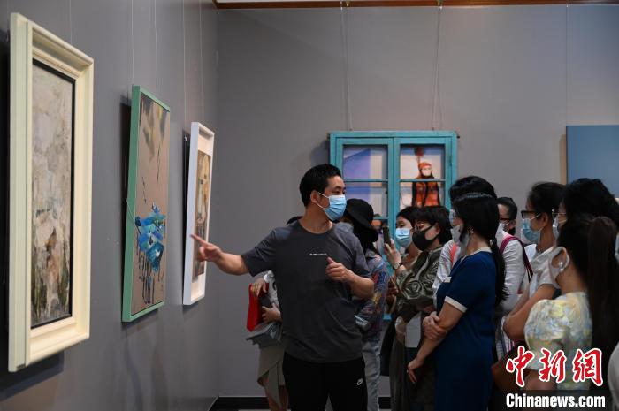 图为工作人员为参观者介绍展馆作品 陈楚红 摄