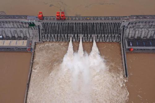 受强降雨影响 湖南多个水库水电站开闸泄洪