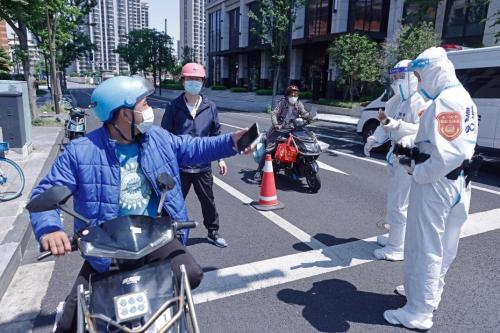 铁骨柔情 金盾护民——战“疫”中的公安干警