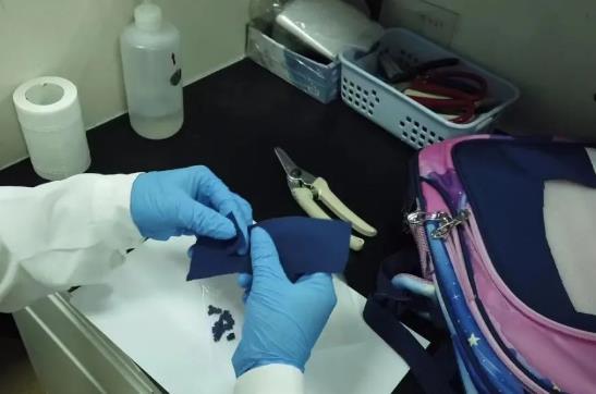 越漂亮越危险 给孩子网购的漂亮书包,竟然有毒?