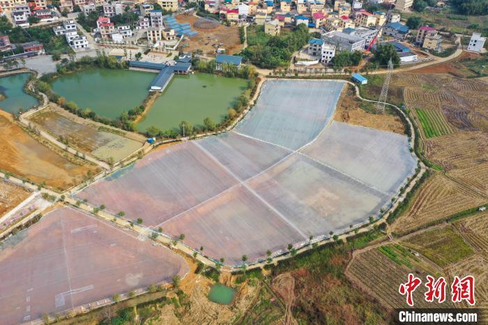 资料图：已经盖上薄膜的小龙虾养殖池。　王以照 摄