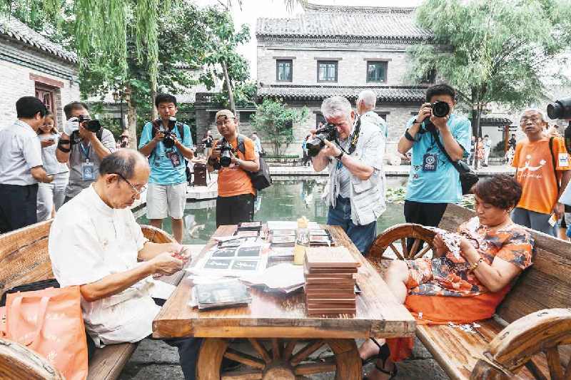 山东济南：万千游客变身泉水旅游“推荐官”