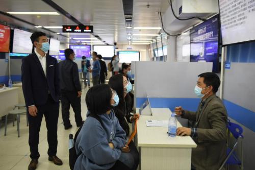 中年考证热:对抗还是和解?