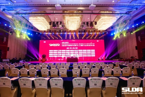 三雄极光荣膺“两项殊荣”