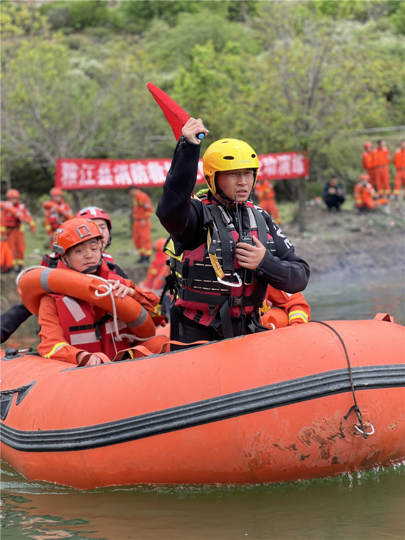 “乘风破浪”备战汛期 甘孜森林消防开展水域救援专项演练