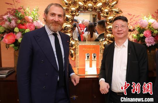 中国侨网当地时间5月17日，斯蒂格里安尼总监（左）和艺术家王衍成在发布会上。　黄冠杰　摄