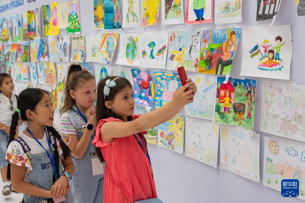 ​塔什干举行“六一”儿童绘画展