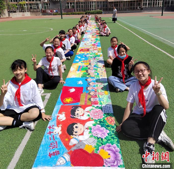 图为学生展示创作完成的百米画卷。　高阳县委宣传部供图
