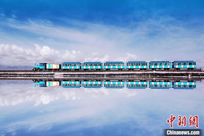 图为茶卡盐湖上行驶的小火车。(资料图) 王生荣 摄