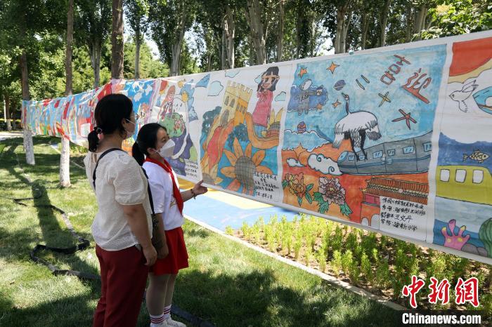 百米画卷在高阳县人民公园展出。　高阳县委宣传部供图