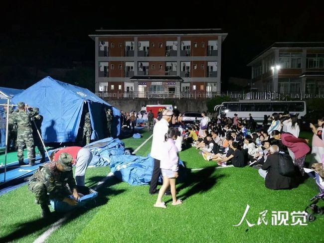 航拍芦山地震震中太平镇 群众入住临时安置点编辑图片素材-ID:1385398361