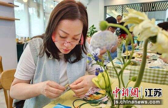 来自台湾台北的赖月里缝制香囊。张传明 摄