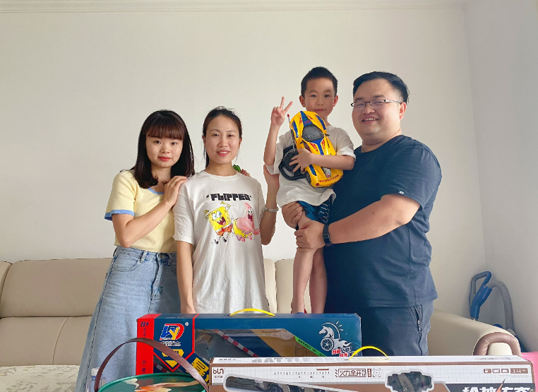 中铁二局深圳公司慰问留守职工子女