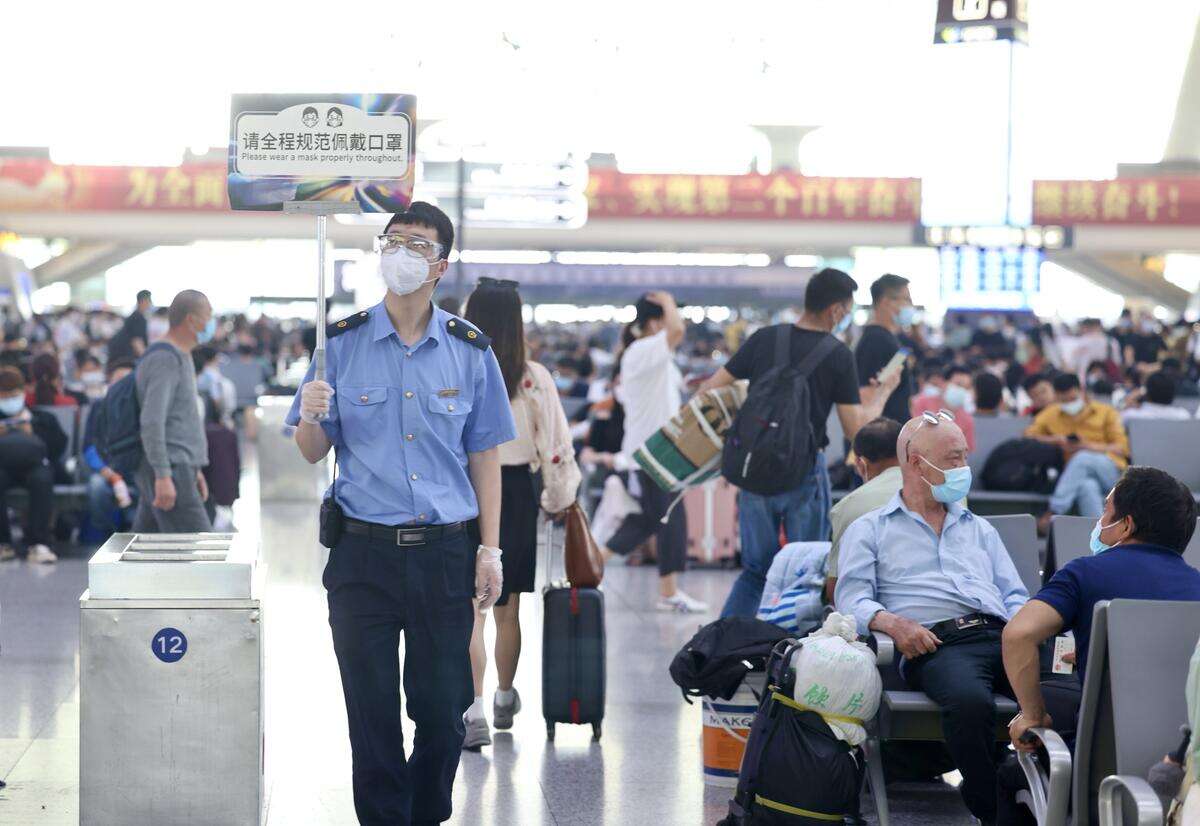 杭州东站遇端午小长假高峰 铁路部门提醒戴好口罩注意防护