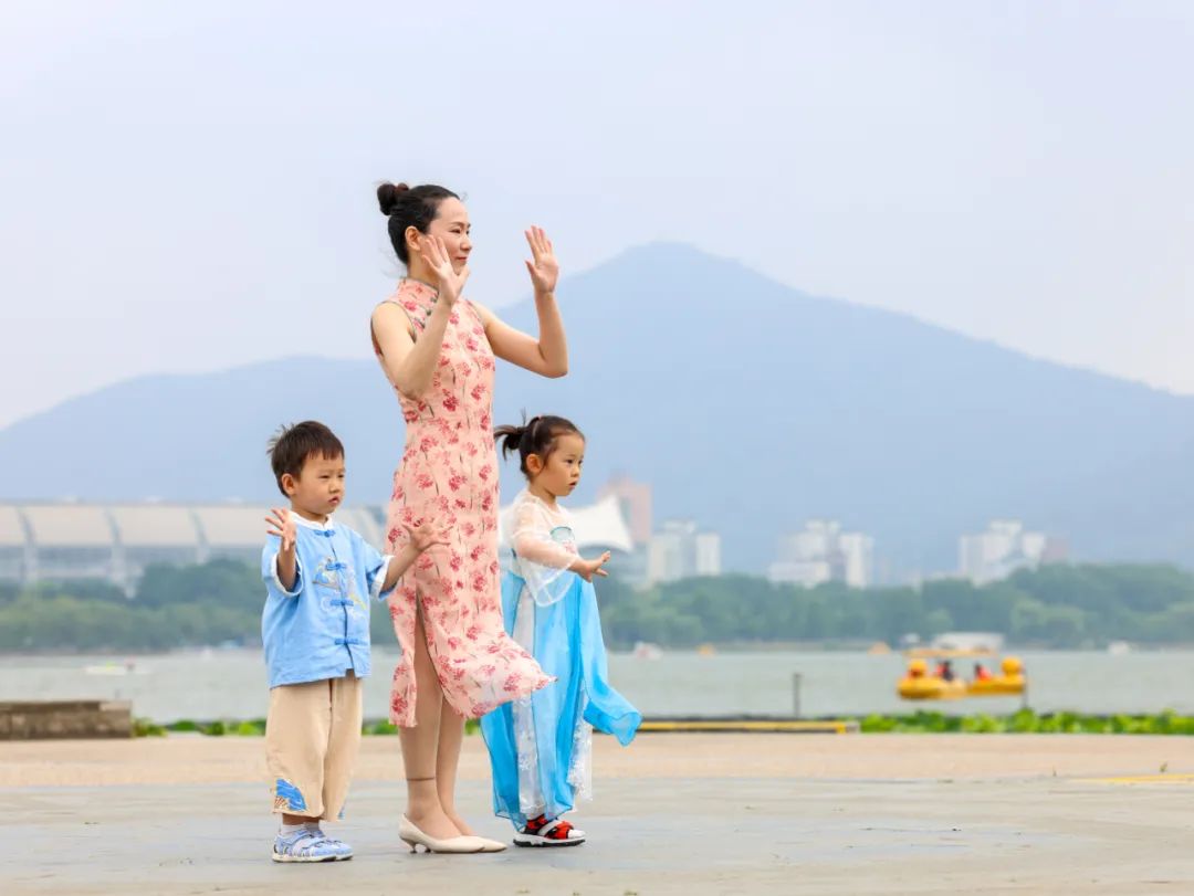 诗词歌赋话端午，“我们的节日”首届玄武湖端午诗会在玄武湖公园莲花广场举行。