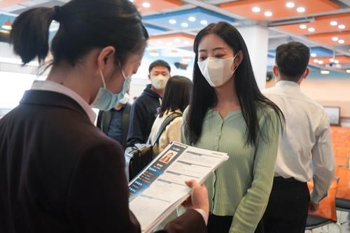 4月8日，西北师范大学的应届毕业生在招聘会现场投简历。新华社记者 郎兵兵 摄