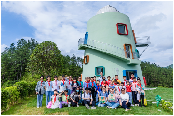 拼多多“为你读书”公益行动走进湖南乡村天文台，央视主持人与孩子们“一起看星星”