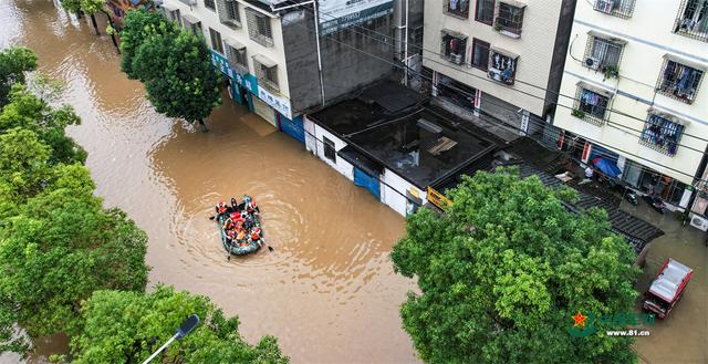 广西桂林：暴雨引发内涝，武警官兵深夜驰援