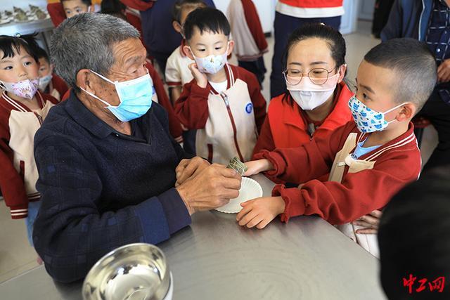 小志愿者端午走进中心敬老院送祝福