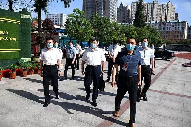 河南省市高考督导组到信阳潢川县检查指导高考准备工作