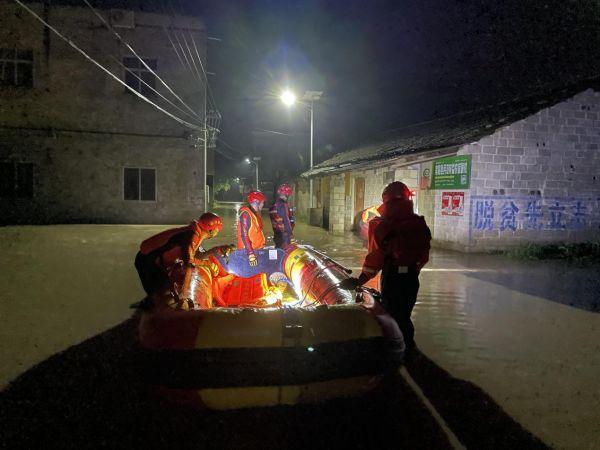 强降雨致广西宾阳一村庄内涝 积水超1米