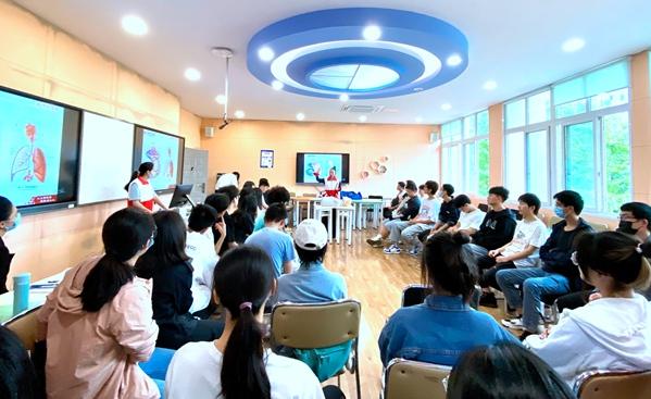 成都工业学院校地合作开展急救课 首期36名学员获证书