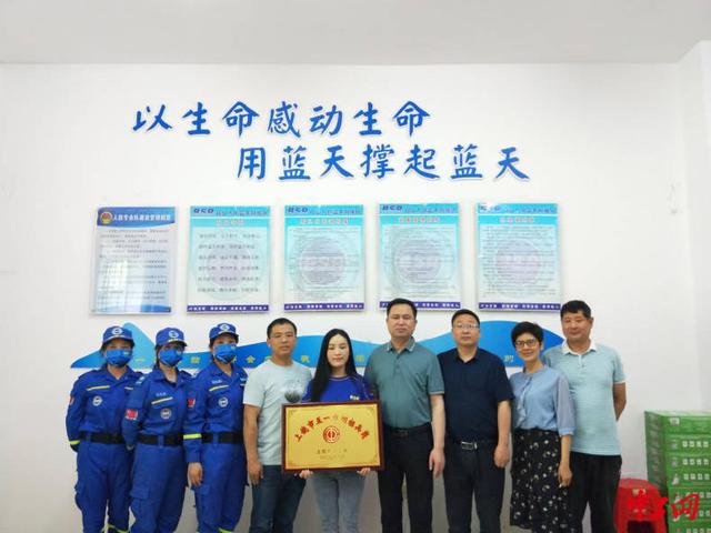 江西省铅山县总工会举行“上饶市五一巾帼标兵岗、五一巾帼标兵、女创业带头人”授牌仪式