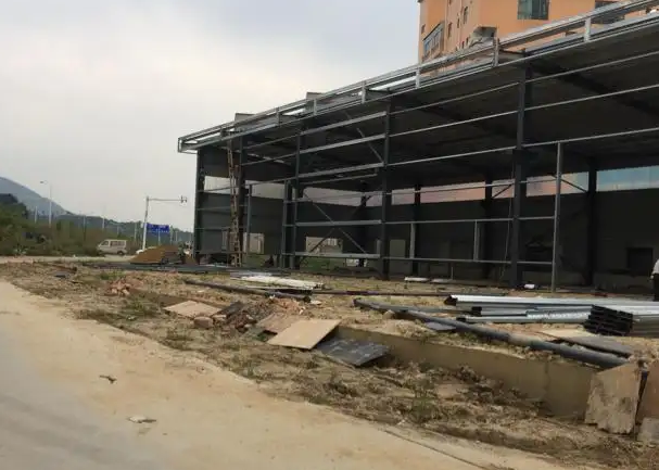 小区内建厂房，是否属违章建筑？