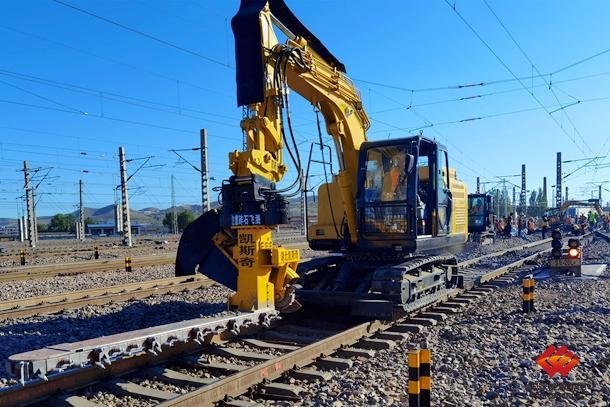 多功能道岔清筛机首试成功 有效解决道岔机械清筛难题