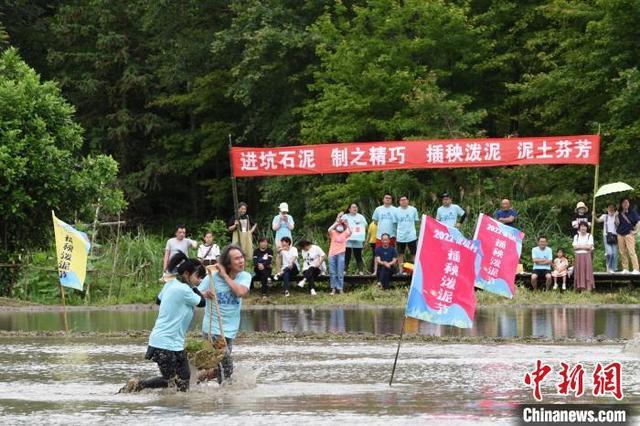 江西景德镇乡村上演“泥田狂欢”