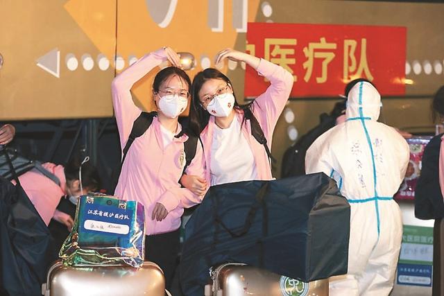 江苏省援沪医疗队返程 医护人员向亲友“比心”