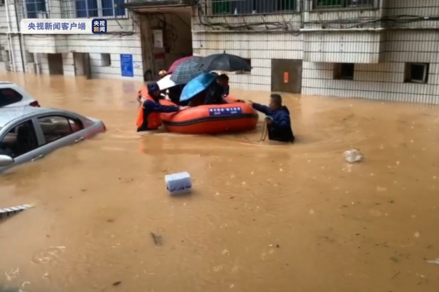 福建龙岩：暴雨红色预警二连发 消防紧急转移救援群众上百人