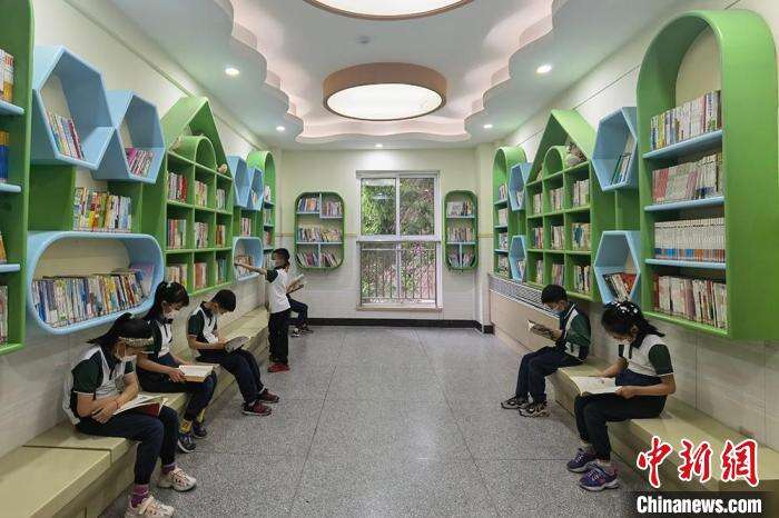 图为宁卧庄小学教学楼走廊中的读书角。　刘玉桃 摄