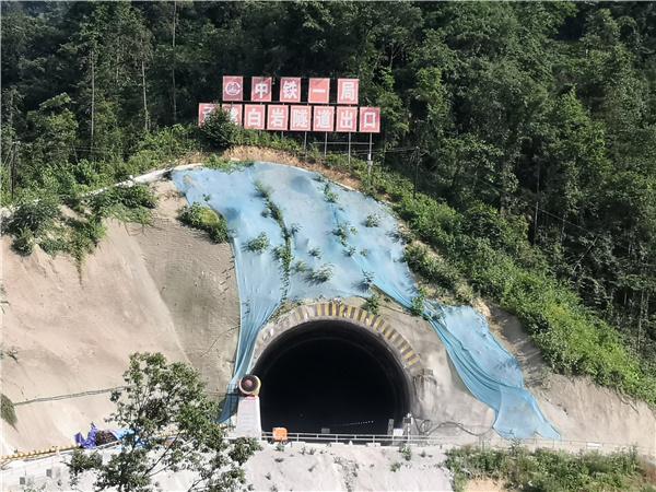 宜兴铁路中铁一局标段首条千米以上隧道贯通