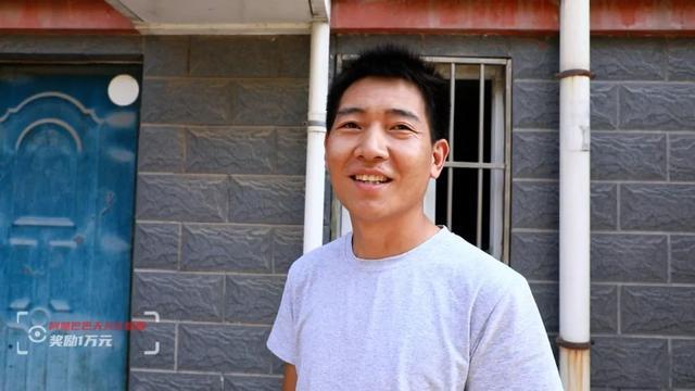 惊险!女童头卡防盗窗悬挂4楼窗外,山东小哥穿拖鞋徒手爬3层楼搭救