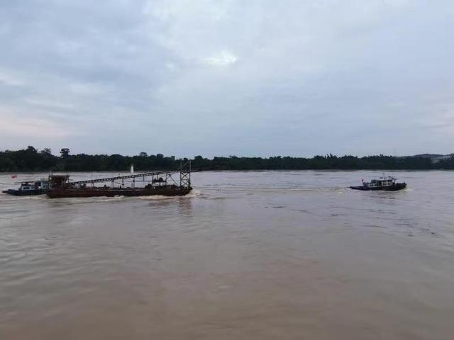 广西贵港：码头作业浮箱失控漂流致7人遇险 海事部门紧急营救