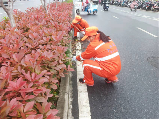 头顶烈日 脚踏酷暑 环卫橙用汗水守护城市颜值