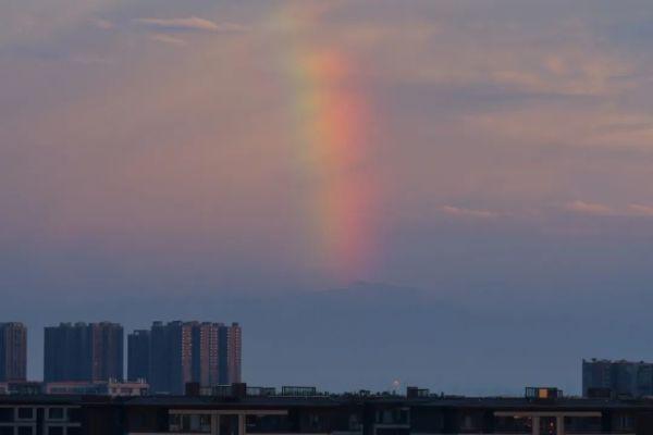 “朝霞与雪山，这是成都！