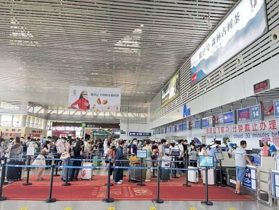 云南西双版纳迎来暑运“黄金期” 机场旅客吞吐量大幅上升