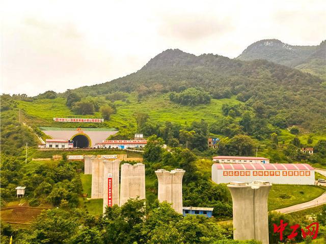 高温坚守保进度 渝昆高铁中梁山隧道掘进过半