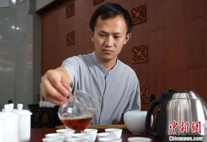 从小跟长辈学制茶的李诗涵 想让石墨茶真正“活”起来