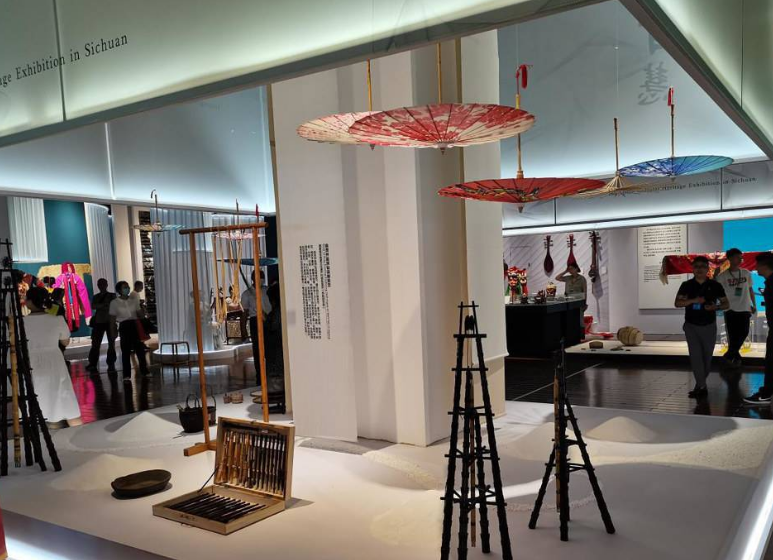 “天府根脉”两大非遗展成都揭幕 自贡非遗项目与美食齐亮相