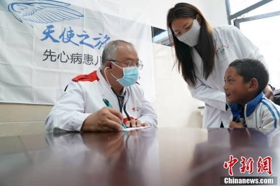 中国红基会“天使之旅”进藏筛查救助先心病“小天使”
