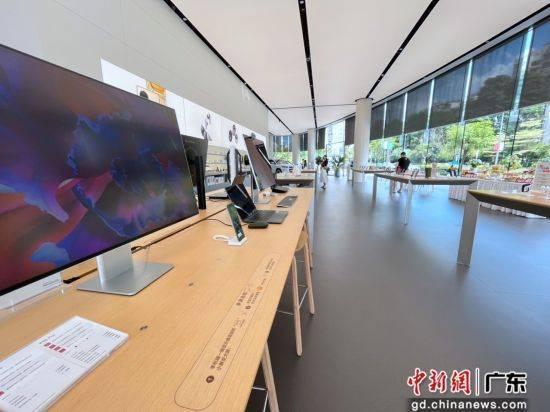 华为在穗最大门店开业 众黑科技让民众体验一站式智慧生活