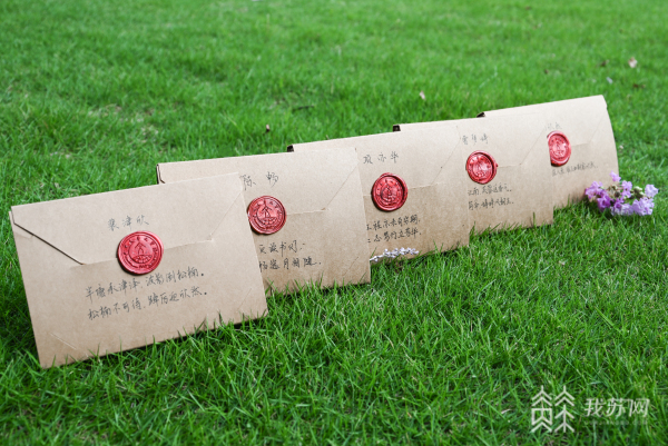 江苏一高校将姓名诗写进通知书