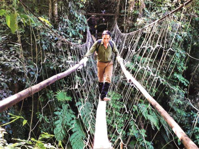 克莱顿·库里斯行走在吊桥上。图片来源：MIA Recoveries,Inc
